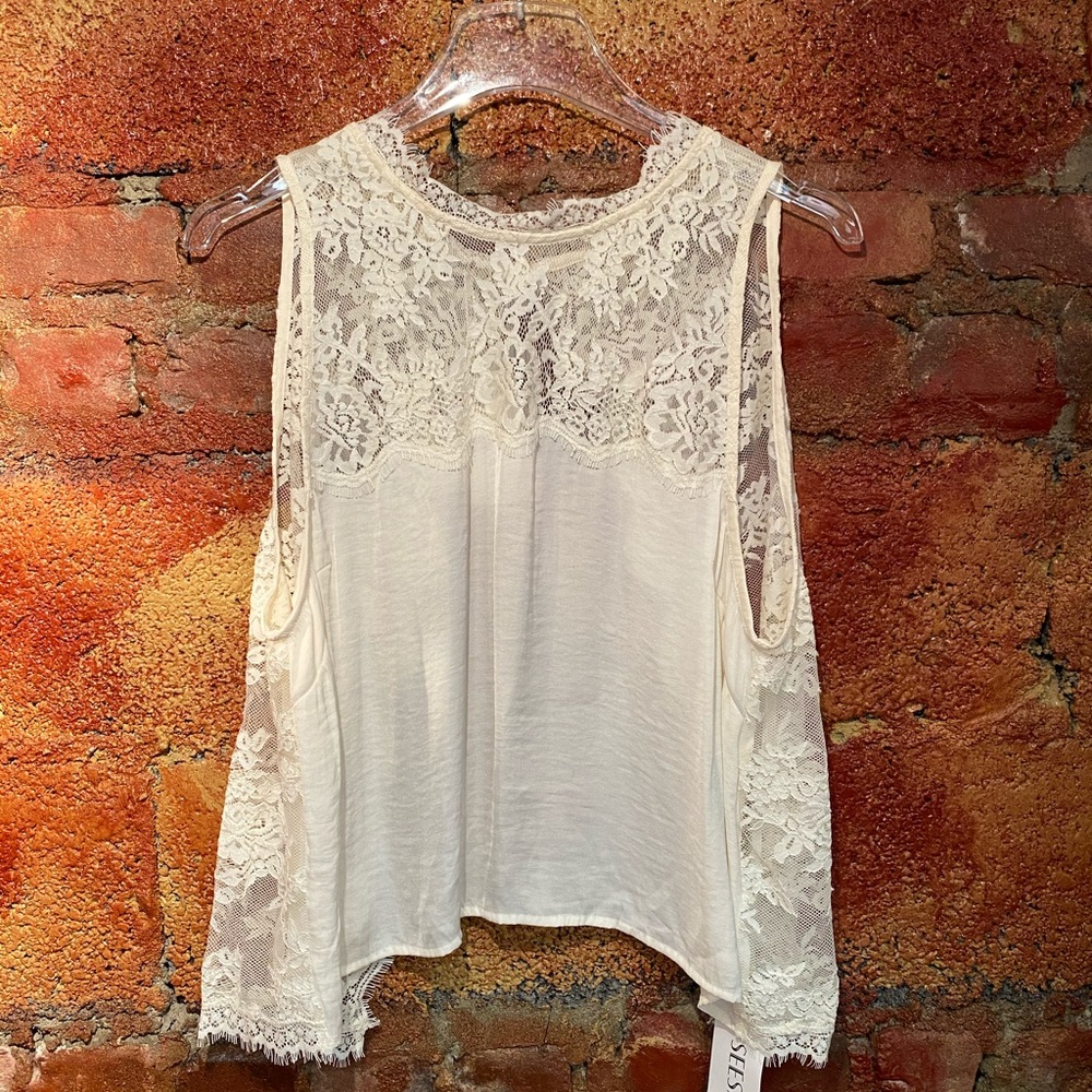 🎀 FREE PEOPLE LACE TOP WITH OPEN BACK